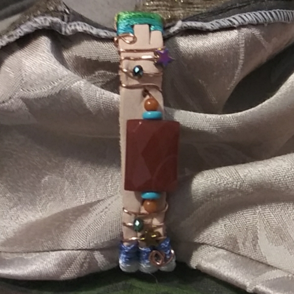 Handmade bracelet.  Clasp is 8" for the wrist size - Picture 4 of 4